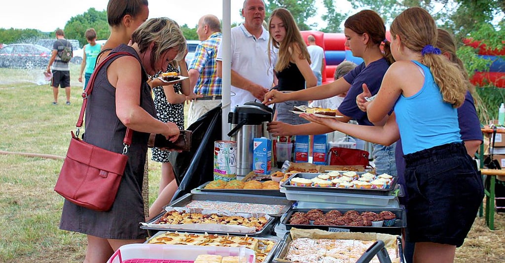 Kinder aus dem Ort kümmerten sich um das üppig bestückte Kuchenbuffet und den Kaffee für die Besucher des Benefizfestes.