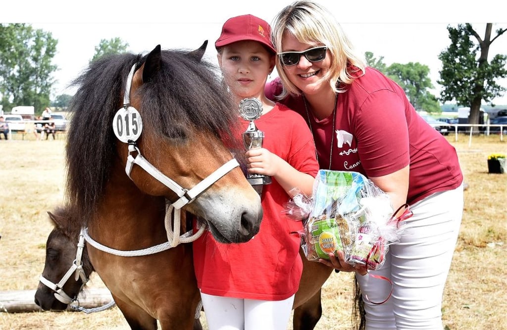 Minna Benecke aus Zehren hatte bei der Schau erstmals ein Pony vorgestellt und bekam von Vereinsvorsitzender Conny Stegert einen Pokal für die tolle Leistung.