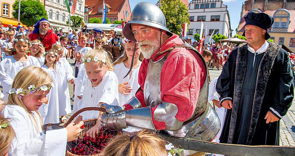„Dem Prokopen täte es scheinen, Kirschen schenkte er den Kleinen...“ Ein hussitischer Krieger reicht den Kindern die süßen Früchte.