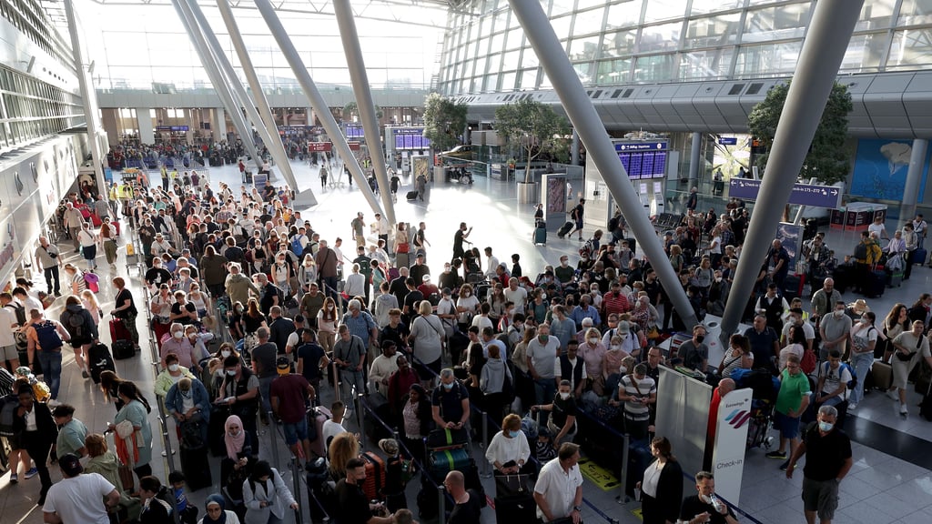 Am vergangenen Wochenende gab es lange Schlangen in der Schalterhalle des Flughafens Düsseldorf.
