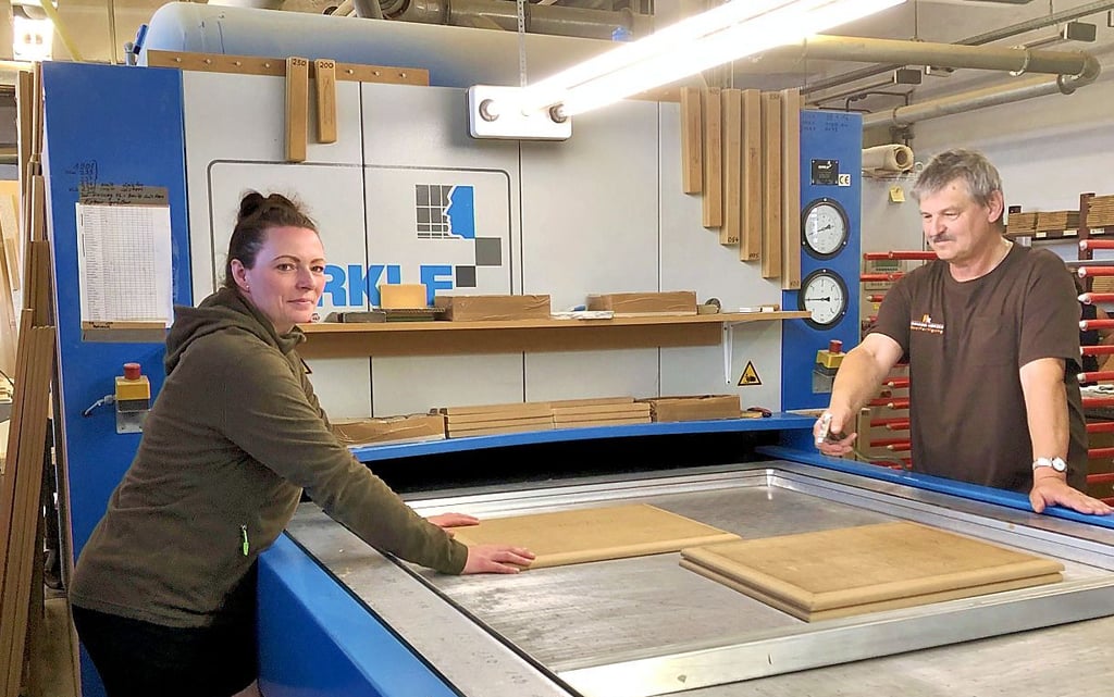 Nicole Vaak und Jens Winterberg an der Presse - hier wird die Thermoformfolie auf die Fronten gebracht.