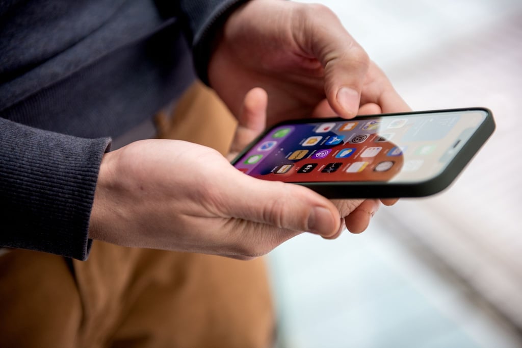 Wer statt einer gängigen SIM-Karte eine eSIM im Smartphone nutzt, kann diese beim Wechsel des Mobilfunkanbieters einfach überschreiben und weiternutzen.