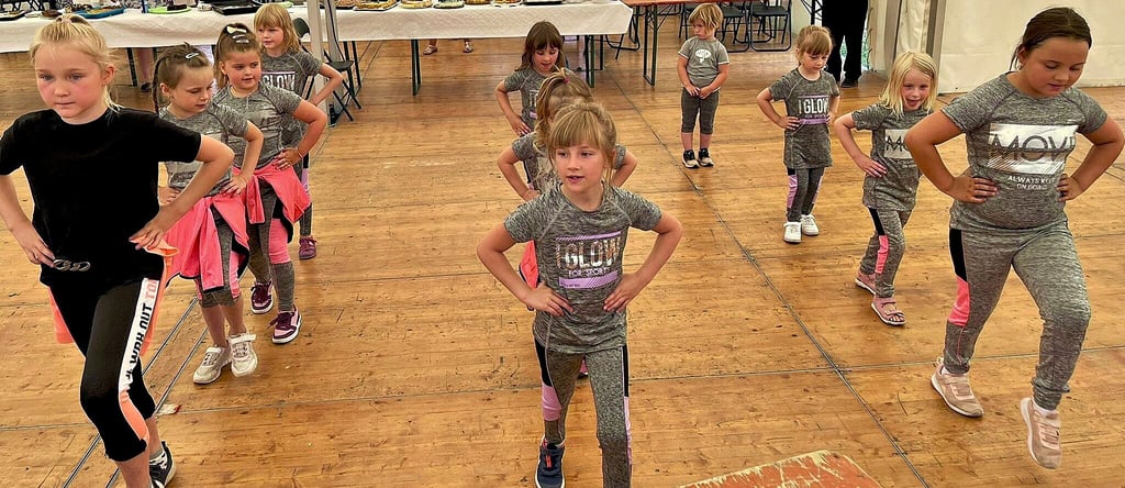 Die Tanzgruppe des SV Blau-Weiß Schwanebeck sorgt mit ihrem Auftritt beim Schützenfest für Begeisterung.