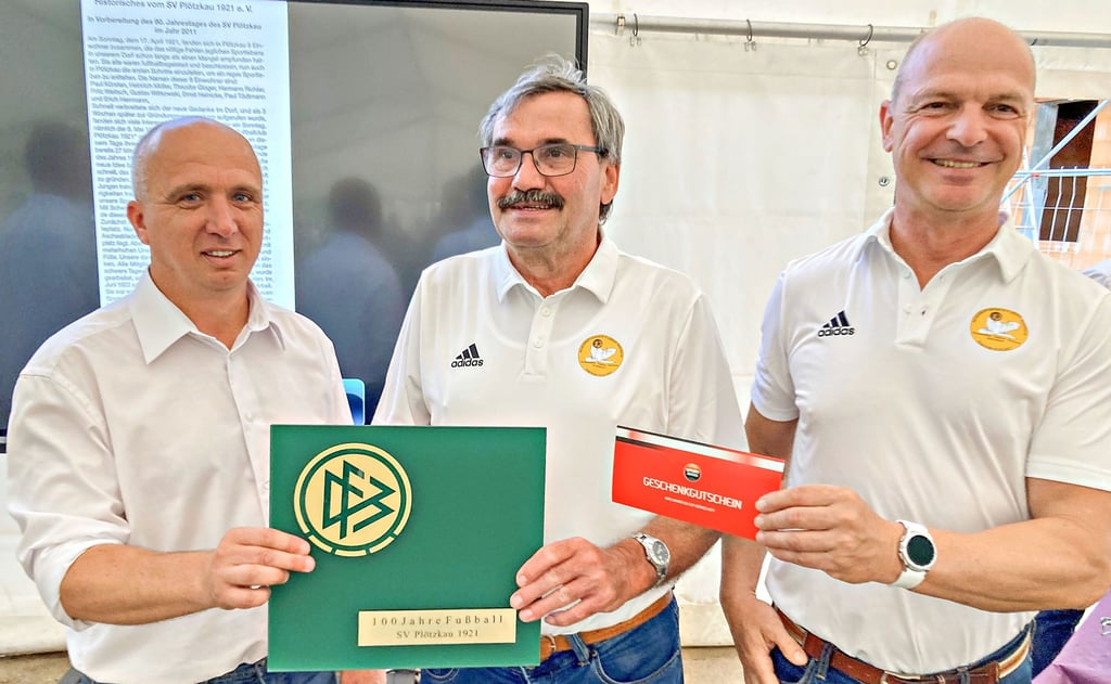 Plötzkaus Vereinspräsident Jens Rosenhagen (von links) nahm von KFV-Vizepräsident Helmut Lampe und KFV-Geschäftsführer Gerhard Teichert die DFB-Ehrentafel fürs Jubiläum und eine Geldprämie entgegen.