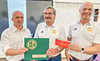 Plötzkaus Vereinspräsident Jens Rosenhagen (von links) nahm von KFV-Vizepräsident Helmut Lampe und KFV-Geschäftsführer Gerhard Teichert die DFB-Ehrentafel fürs Jubiläum und eine Geldprämie entgegen. 