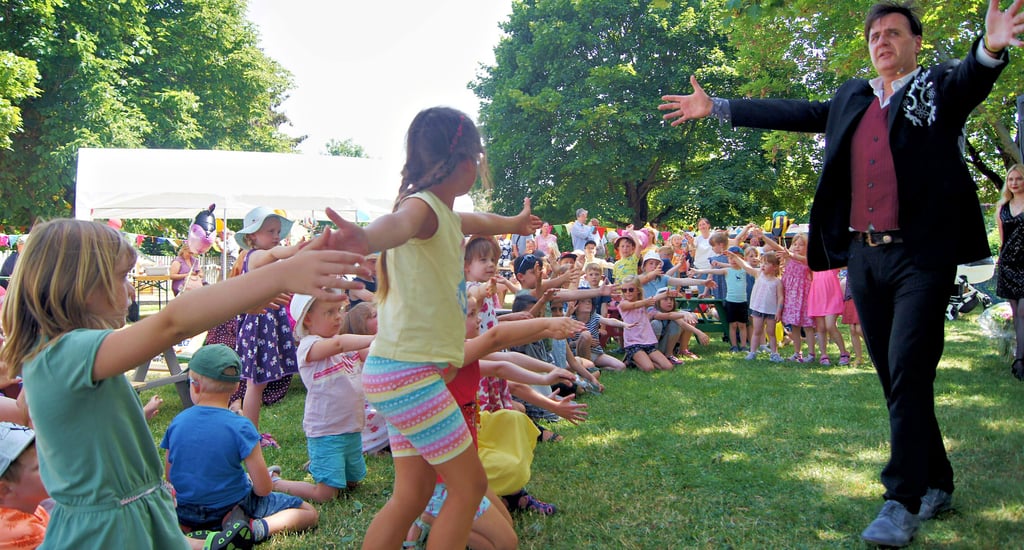 Eine Zaubershow zu einem Kindergeburtstag? Mehr geht nicht. Maik, dem Zauberer gelang es, die kleinen Storchennest-Besucher in den Bann zu ziehen, zum Mitmachen zu animieren und natürlich zauberte er – wie es sich für einen echten Zauberer gehört – ein Kaninchen herbei.