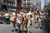 Menschen in Badehosen nehmen an der Pride-Parade in New York teil.