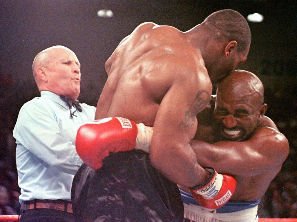 Im Juni 1997 kam es zum WM-Skandalkampf inklusive Biss ins Ohr zwischen Evander Holyfield (r) und Mike Tyson.