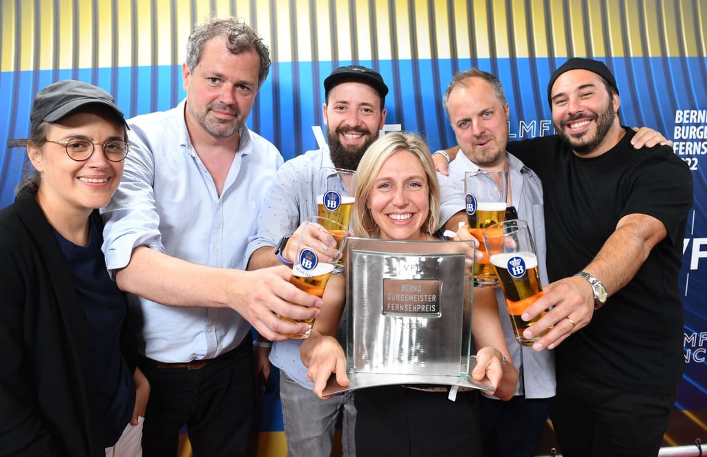 Regisseurin Isabell Suba (l-r), die Produzenten Jan Bonny, Philipp Käßbohrer, Judith Fülle, Matthias Murmann sowie Regisseur Facundo Scalerandi nach der Verleihung des Bernd Burgemeister Fernsehpreis.
