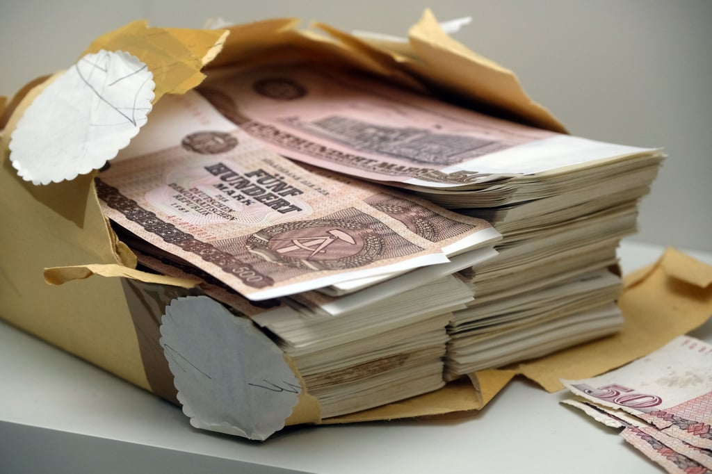 DDR-Banknoten wurden wie Abfall verbrannt.
