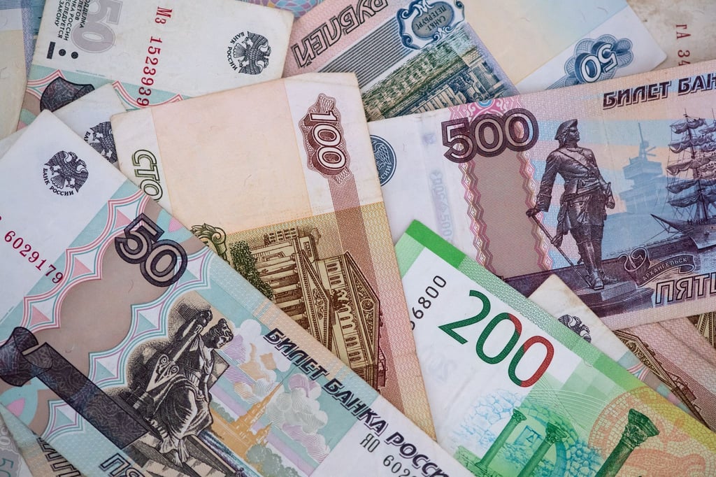 Russische Rubel-Banknoten liegen auf einem Tisch. Wenn ein Staat Schulden hat, werden darauf Zinsen fällig - und wenn ein Staat diese nicht zahlen kann, gilt er als zahlungsunfähig, mit oft dramatischen Folgen.