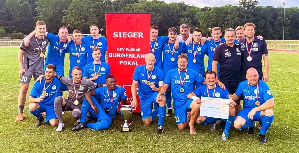 Landesliga-Aufsteiger 1. FC Zeitz nach der Ehrung als Gewinner des Burgenlandpokals. Die Elsterstädter bezwangen im heimischen Thälmannstadion den BSC Laucha mit 2:0 nach Verlängerung.
