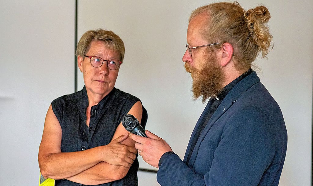 Petra Mewes (links) erfuhr auf der Veranstaltung, die ihr Sohn Hagen Mewes mit organisiert hatte, von dem Leid ihrer Eltern. Diese hatten darüber immer geschwiegen..