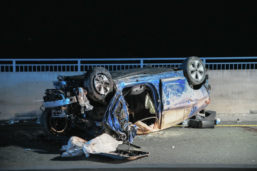 Ein Wrack liegt auf dem Dach auf der Schiersteiner Brücke. Zwei Menschen sind bei einem Unfall auf der A643 ums Leben gekommen.
