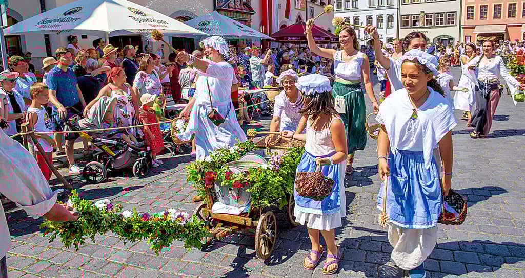 In den Gassen der Stadt ist das Leben bunt und frech: Die Waschweiber vom Gänsegries schicken feucht-fröhliche Grüße ins Publikum.
