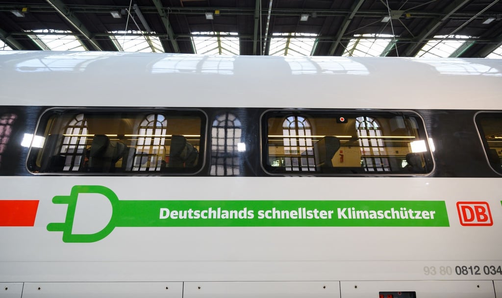 Auch wenn der Konzern mit 100 Prozent Grünstrom im Fernverkehr wirbt, findet sich im Gesamtstrommix nach wie vor Gas und Kohle.