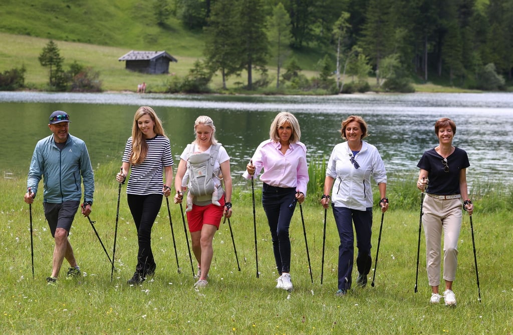 Christian Neureuther(l-r), Carrie Johnson, Miriam Neureuther, Brigitte Macron, Britta Ernst, Ehefrau des Bundeskanzlers und Amelie Derbaudrenghien, Partnerin von EU-Ratspräsident Michel, am Ferchensee.