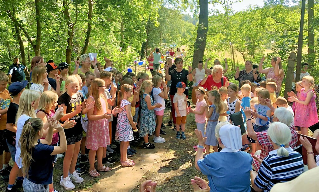 Die Sandersleber haben ihre Quirlbrücke mit einem Brückensingen eingeweiht. Die Kinder der Grundschule und der Kindertagesstätte haben verschiedene Lieder einstudiert, ebenso wie ein gemischter Chor aus den Mitgliedern vom Kirchen- und vom Feuerwehrchor.