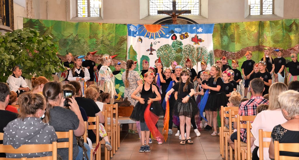 Das Begegnungsfest ist Tradition an der evangelischen Bartholomäischule in Zerbst. Zum Auftakt führten die Erstklässler gemeinsam mit den Chorkindern und den Mädchen der Tanz-AG diesmal das Musical „Die Vogelhochzeit“ auf.