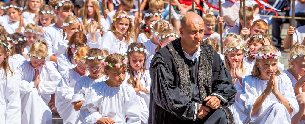 Wer will da schon eine Stadt dem Erdboden gleichmachen? Kinder und ihr Lehrer (diesmal dargestellt von Mädchen und Jungen der Salztorschule und Lehrer Ralf Baumgart) ziehen vor die Tore Naumburgs, um die Hussiten milde zu stimmen. Die wollten eigentlich Rache nehmen für den Tod ihres Anführers Jan Hus, schenkten der Stadt aber die Freiheit.