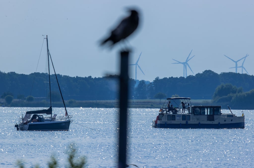 Ein Hausboot ankert auf der Müritz neben einem Segelschiff. Eine Explosion auf einem Sportboot hat am Sonntag für einen Großeinsatz von Rettungskräften gesorgt.