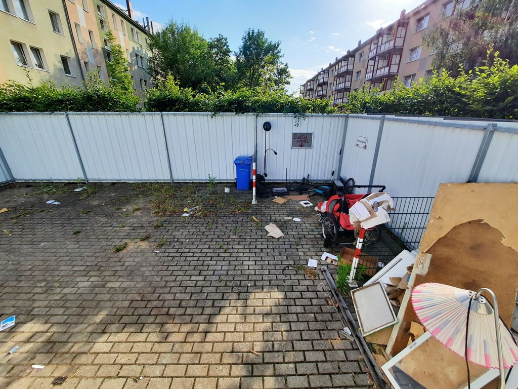 Die Box, in der Sperrmüll abgegeben werden kann, befindet sich in Stendal Nord direkt zwischen Mehrfamilienhäusern.