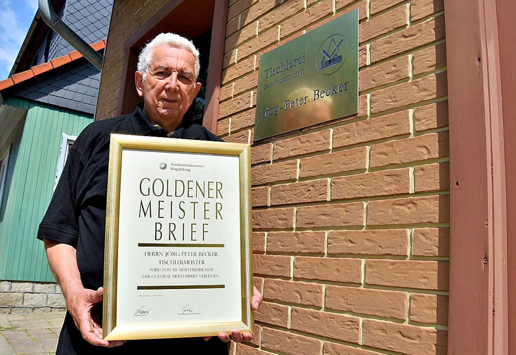 Tischlermeister und Bestatter Jörg-Peter Becker aus Hasselfelde hat seinen goldenen Meisterbrief erhalten.