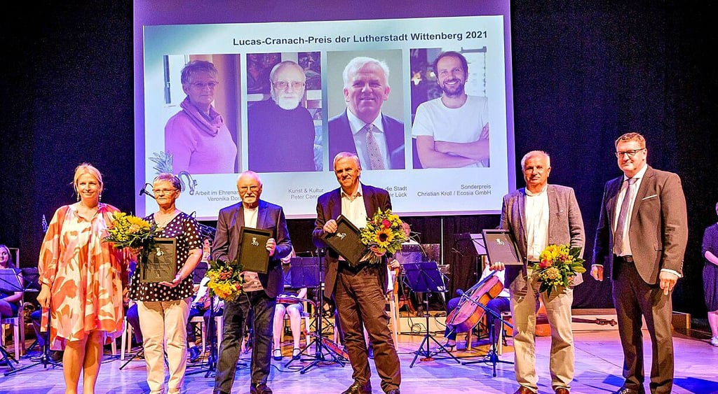 Franziska Buse (l.) und Torsten Zugehör (r.) mit den Cranach-Preisträgern 2021: Veronika Dorn, Peter Conrad, Heiner Lück und der Vater von Christian Kroll. Verliehen wurden die Preise im Wittenberger Stadthaus.