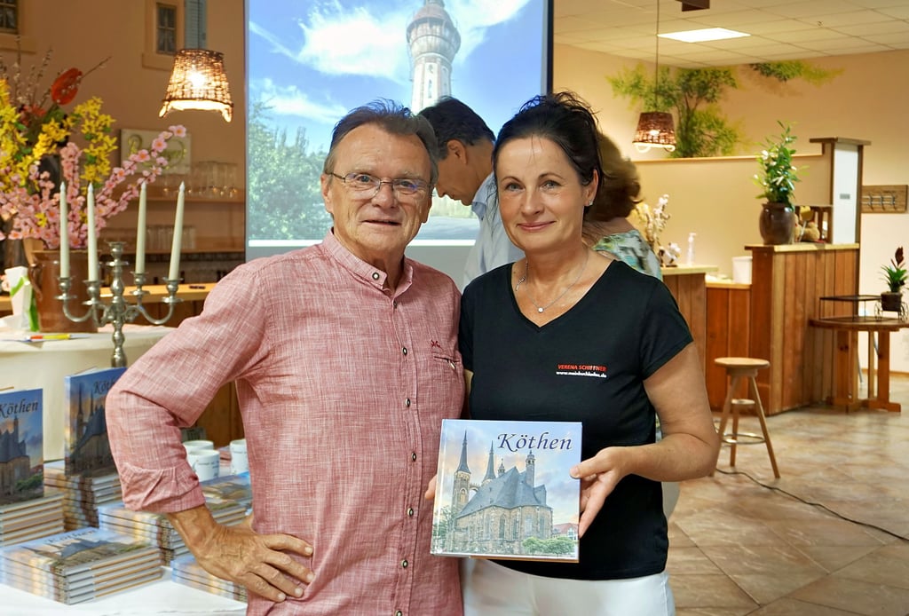 Die Verlegerin und ihr Autor: Verena Schiffner (re.) und Norbert Postler bei der Vorstellung des neuen Bildbandes über Köthen