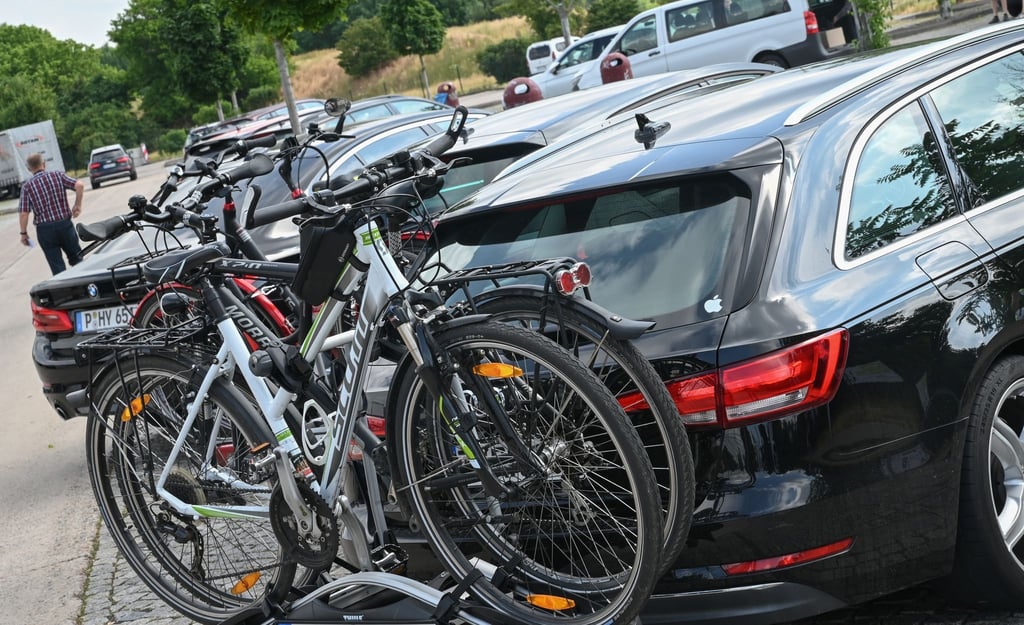 Das schwere E-Bike muss auf jeden Fall mit in den Urlaub? Dann eignet sich ein Fahrradträger für Anhängerkupplungen.