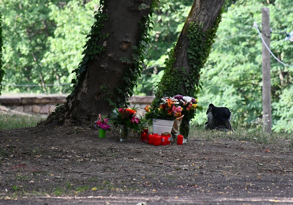 Nach dem tödlichen Unfall nach einer Theatervorstellung im Magdeburger Ravelin wurden am Unglücksort Blumen niedergelegt.