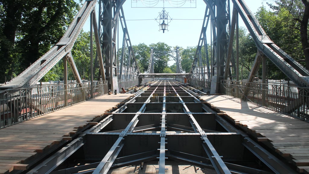Die ersten Meter des neuen Gehweges über die Peißnitzbrücke sind bereits zu sehen. Das Zelt für die Strahlarbeiten in der Mitte ist eingeklappt.