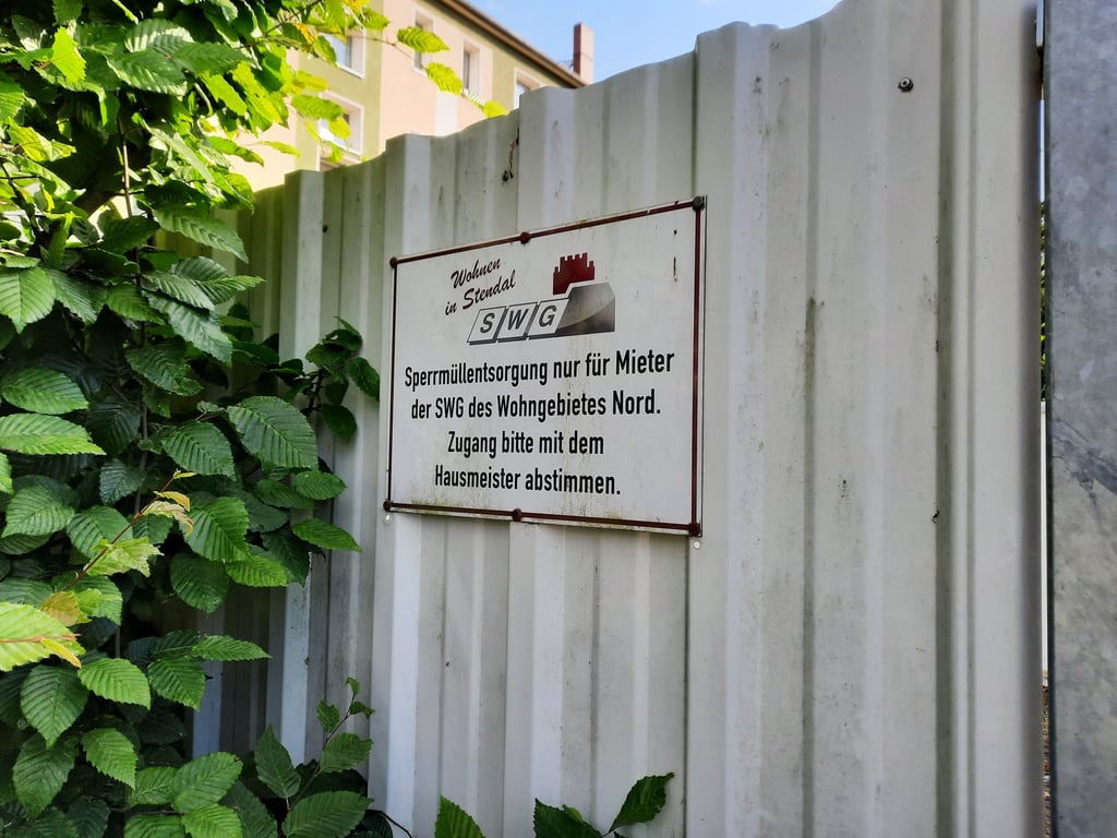 In einem eingezäunten Bereich können Mieter der Stendaler Wohnungsbaugesellschaft Sperrmüll abgeben.