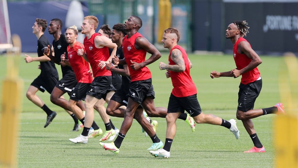 Alle fit aus dem Urlaub gekommen: Das Trainingsgrüppchen bei RB Leipzig zum Auftakt. 