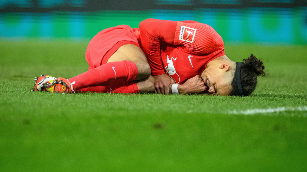 Yussuf Poulsen krümmt sich verletzt