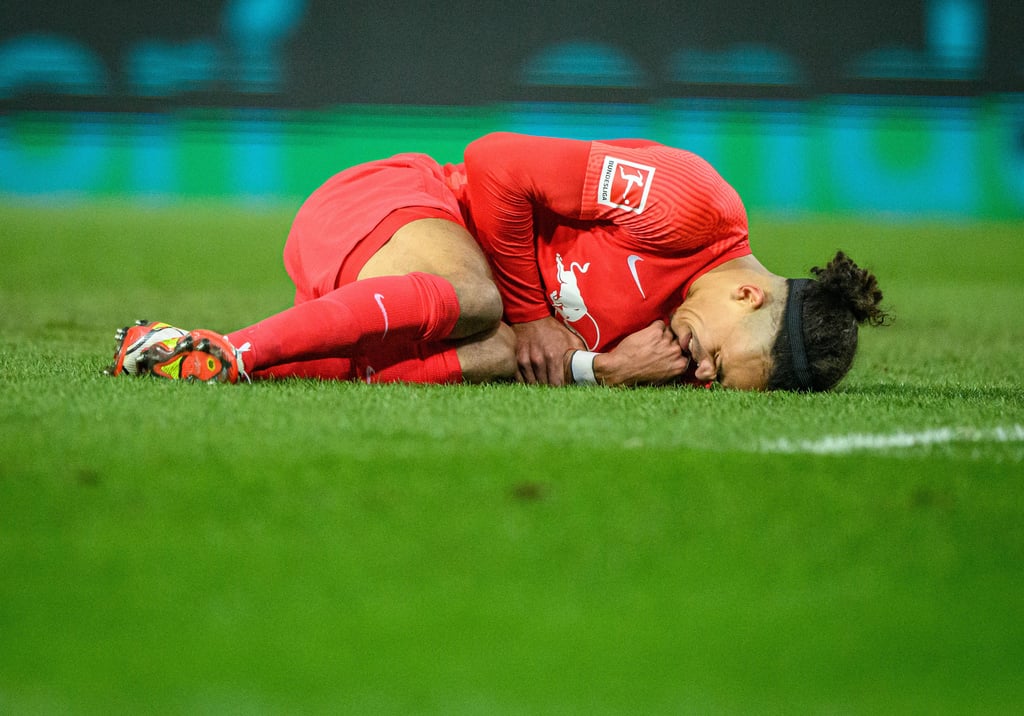 Yussuf Poulsen krümmt sich verletzt