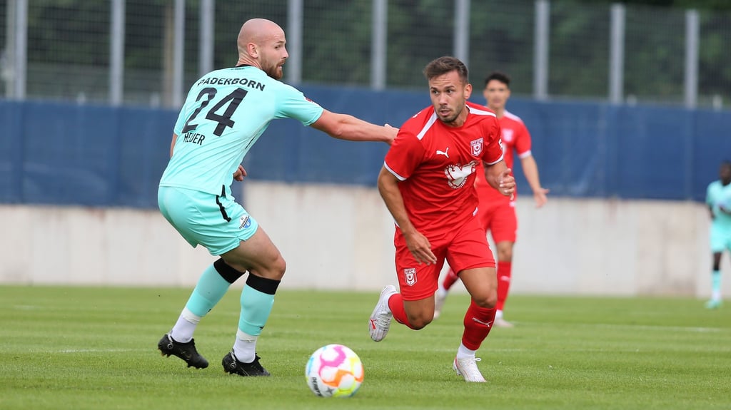 Auch er war nicht fehlerfrei: HFC-Zugang Nico Hug (r.) im Testspiel beim SC Paderborn.