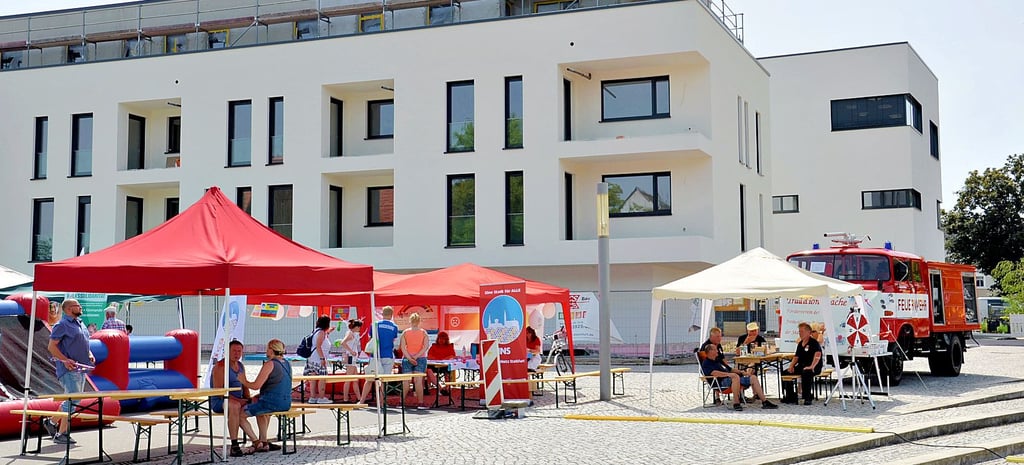 Das Engagement der vielen Vereine zum 40. Salzlandfest fand leider nur sehr wenig Resonanz. Zum einen lag es sicher an den tropischen Temperaturen. Aber auch der Standort am Staßfurter Stadtsee war für ihre Präsentationen und Mitmach-Angebote nicht optimal gewählt. Zumal in der Steinstraße genug Platz zwischen den Ständen der Gewerbetreibenden gewesen wäre. Der Kaligarten blieb gänzlich verwaist.