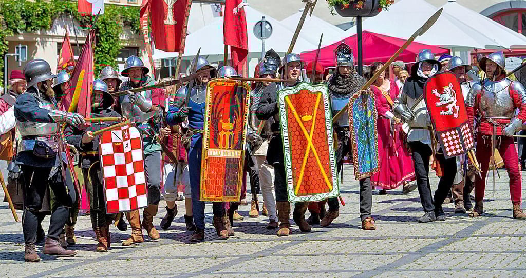 Beeindruckend und ziemlich gefährlich: Bernauer Briganten und eine Gruppe aus dem tschechischen Cesky Brod als hussitische Krieger.