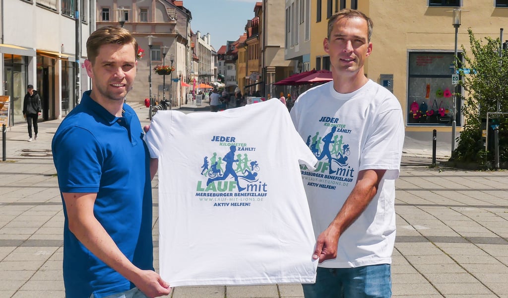 Christian Graf (l.) und Marcus Schäffer präsentieren am Austragungsort das Teilnehmershirt.