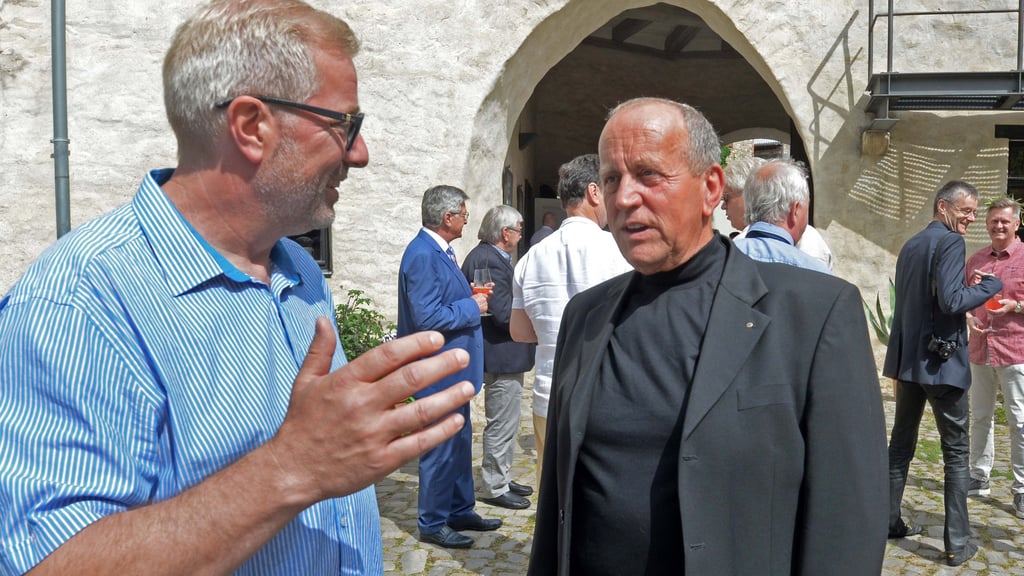 Präsidentenwechsel bei Rotary Aschersleben: Axel Wieczorek (links) übergibt an Ernst Karl vom Böckel.