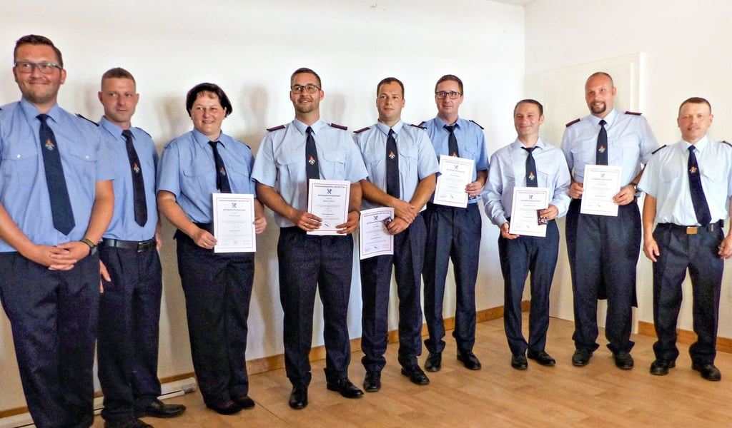 VG-Wehrleiter Christopher Radenz (l.), Wehrleiter Steffen Alt (r.) und sein Stellverteter Mario Heimbach befördern Doreen Single (3.v.l.) zur Feuerwehrfrau sowie Stephan Seifert (v.l.), Eric Metz, Michael Weste, Christian Balke, Matthias Harnisch zum Feuerwehrmann.