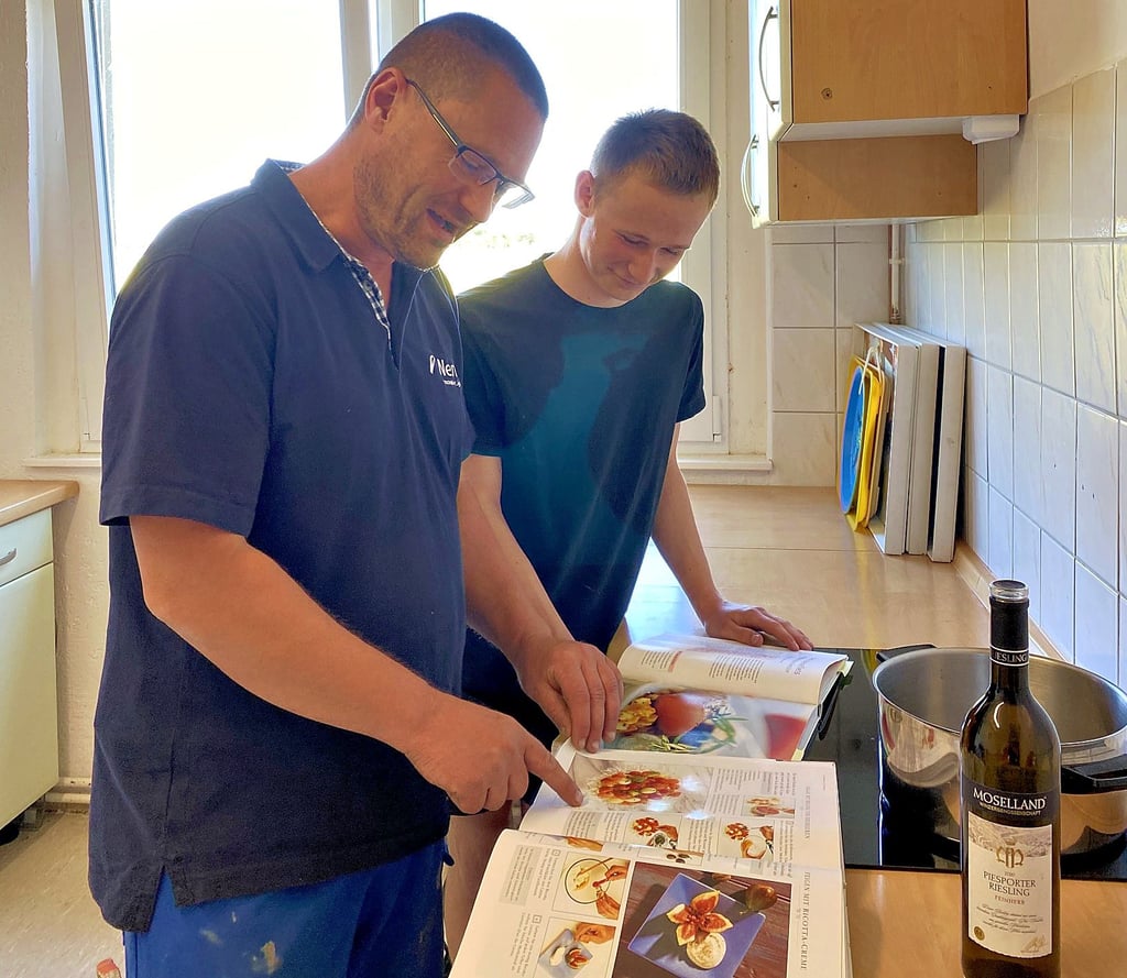 Ortswehrleiter Kevin Romahn (links) und Niklas Hafemann vom Jugendclub suchen gemeinsam nach weiteren Rezeptideen für den italienischen Abend am 1. Juli in Pabstorf.
