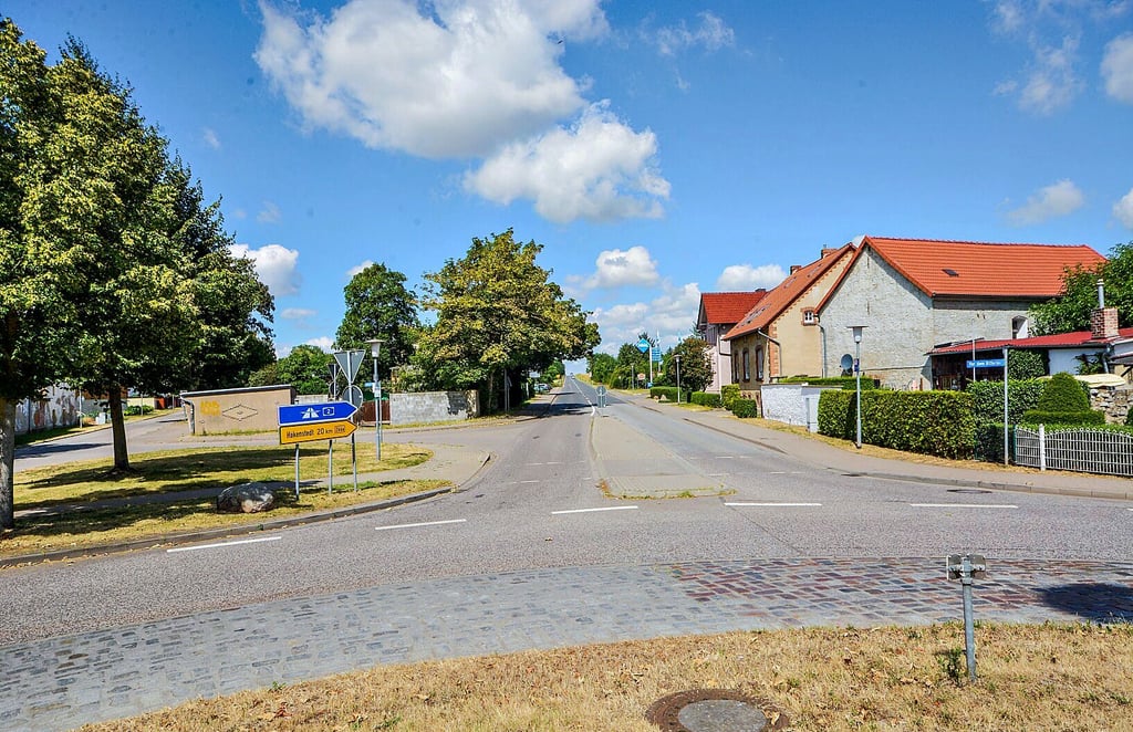 Die Verkehrsinsel auf der B 246 a an der Zufahrt zum Kreisverkehr in der Lindenpromenade in Wanzleben soll verkürzt werden.