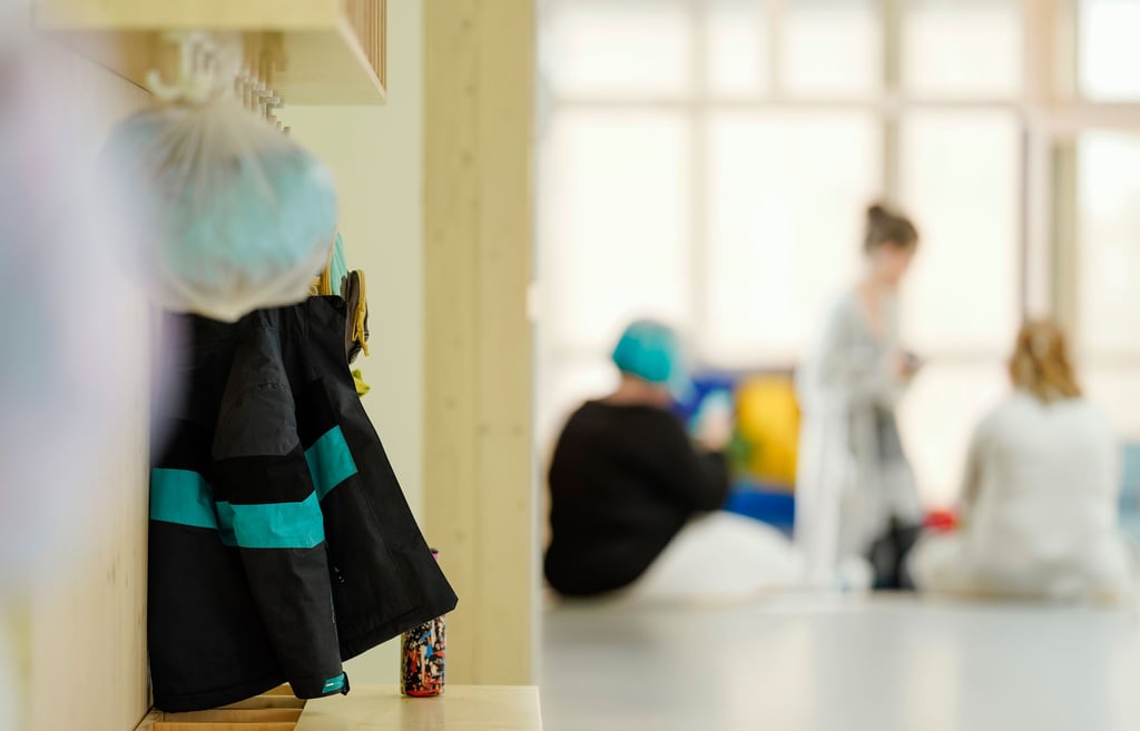 Eine einzelne Jacke hängt im Kindergarten an der Garderobe: In einer Kita in Bochum ist ein Junge leblos im Schlafraum gefunden worden.