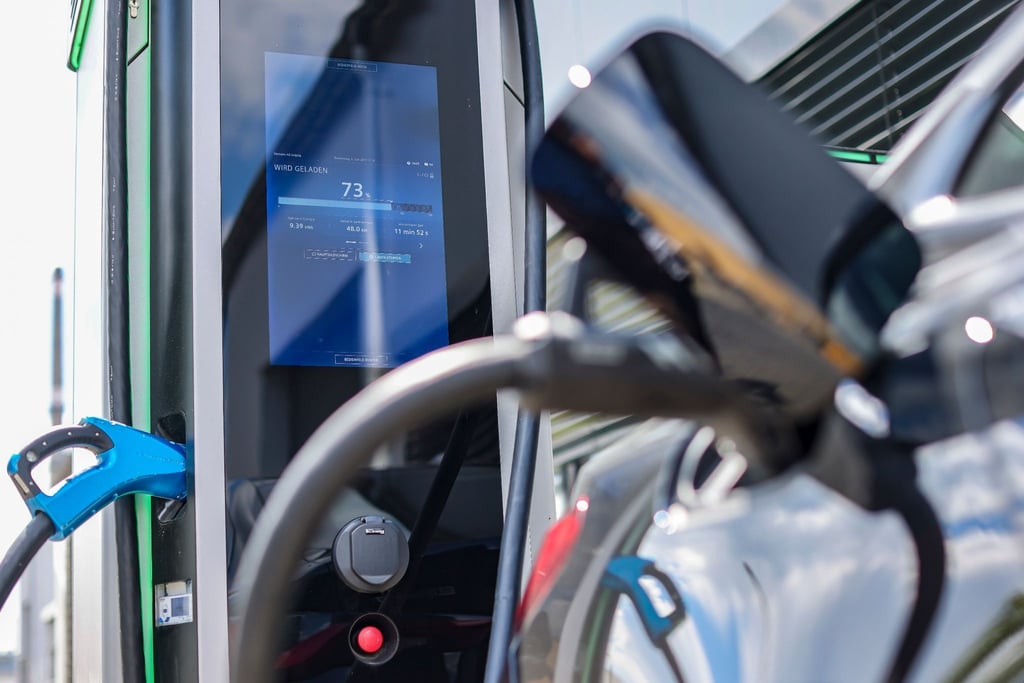 Ein Elektroauto lädt an einer Siemens-Ladesäule: Siemens steigt in das nordamerikanische Schnellladenetz-Projekt Electrify America des Volkswagen-Konzerns ein.