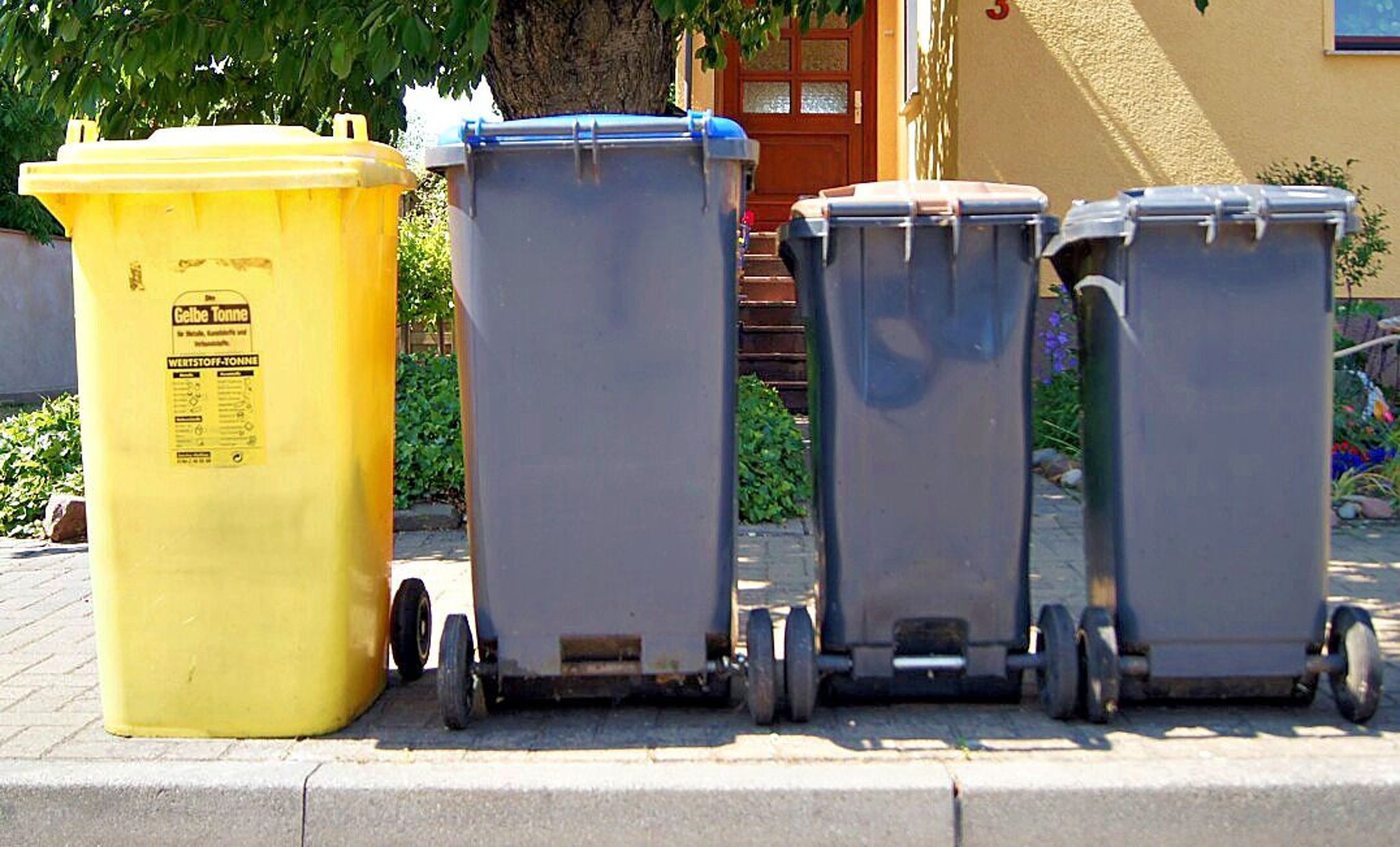 So stehen Mülltonnen richtig