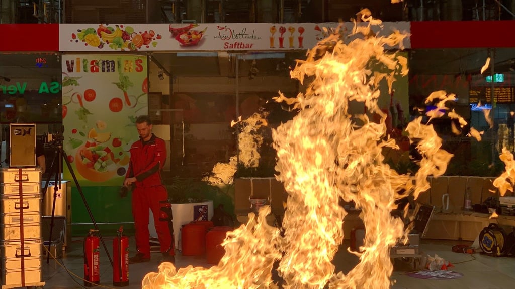 In der Haupthalle wurde in der Nacht zum Dienstag für die Großübung in zwei Schalen Feuer gelegt.