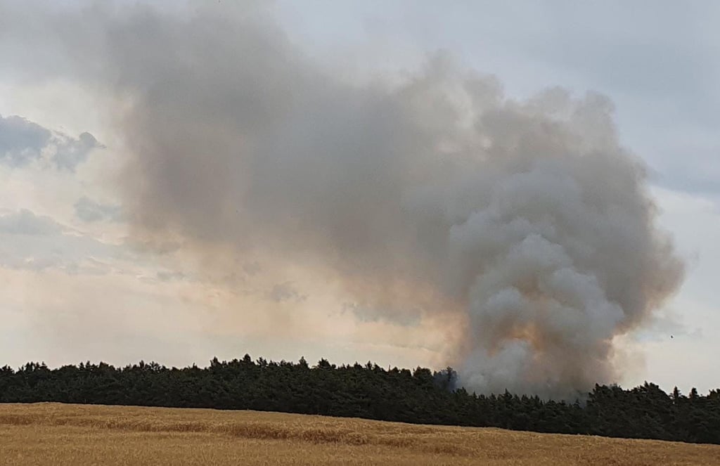 Schon von weitem war auf der Anfahrt zur Brandstelle der Qualm zu sehen.