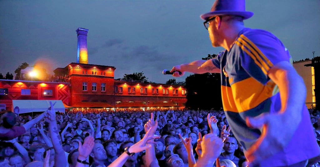 So sieht es aus, wenn die Beatsteaks spielen: Sänger Arnim Teutoburg-Weiß lässt das Publikum am Waschhaus in Potsdam mitsingen. Die Tour, die mit diesem Konzert Mitte Mai begonnen hat, führt die Berliner Band Anfang August nach Elend.